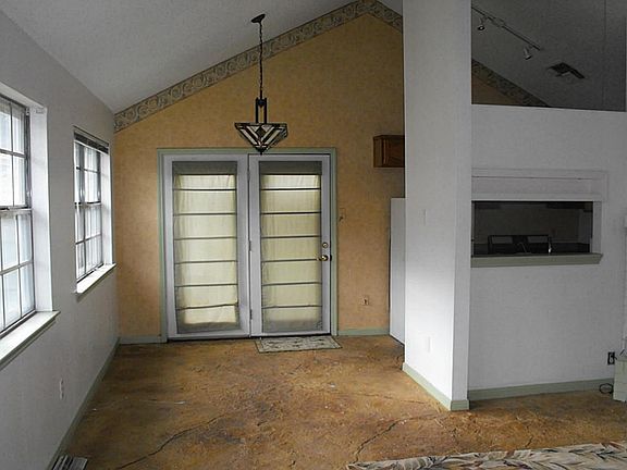 View of the dinning area.