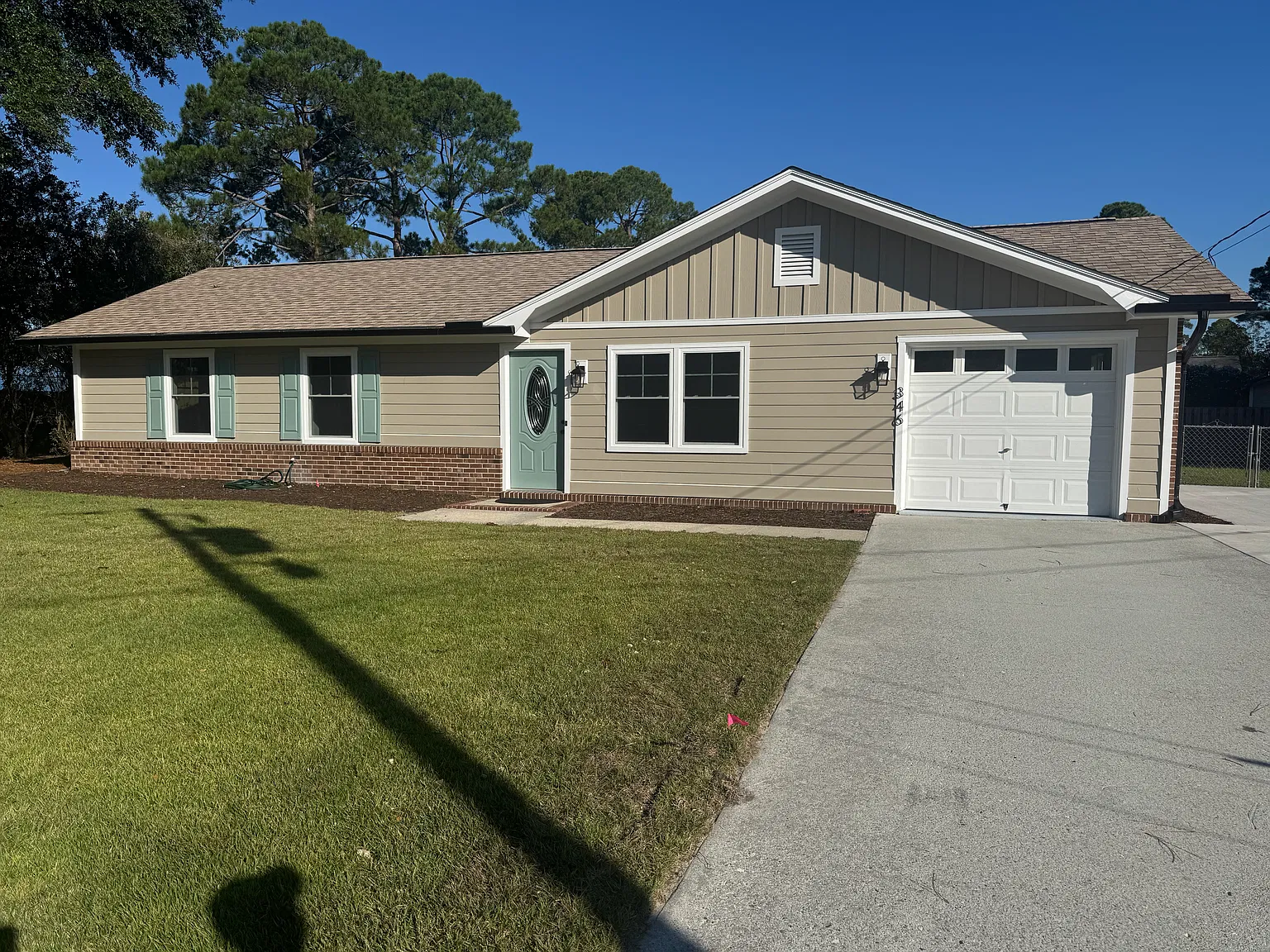 3 bed, 1.5 bath, 1100 sqft, $2,200 — Photo 2