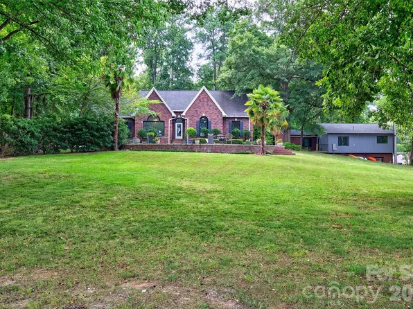 2143 Peninsula Dr, Lake Wylie, SC 29710