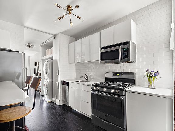 3rd image of 513 12th St #3L