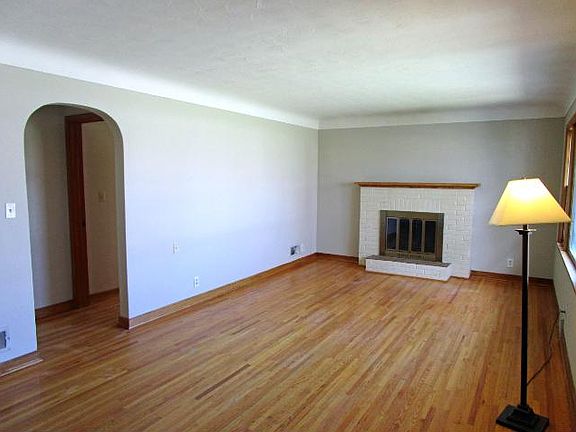 3rd image of 215 Spruce St W