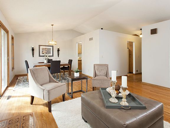 4th image of 9561 Woodridge Cir