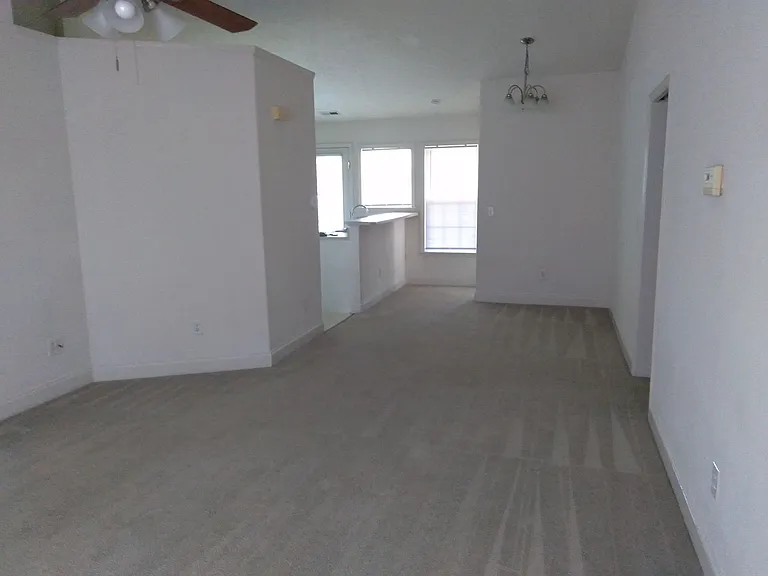 139 John Ct — Photo 2