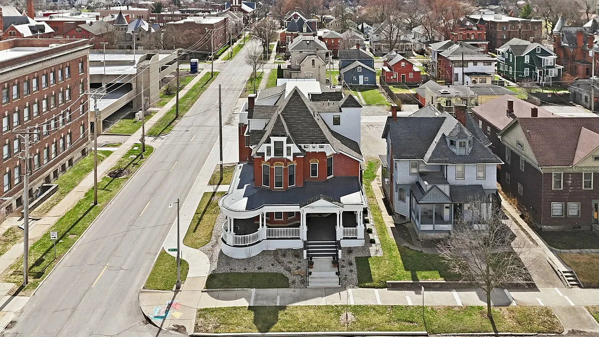 Building Photo - 801 W Berry St #E