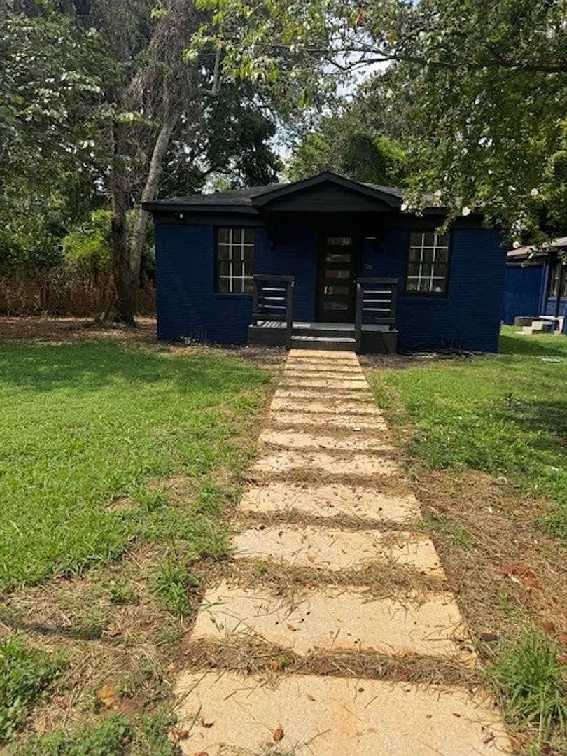Two Bedroom 1 Bathroom-Fully renovated — Photo 1