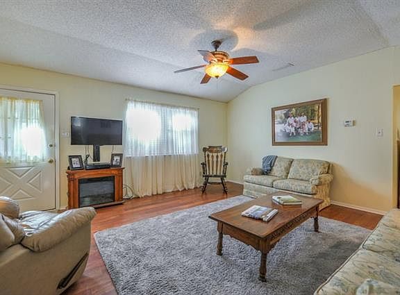 4th image of 106 Noe Ln
