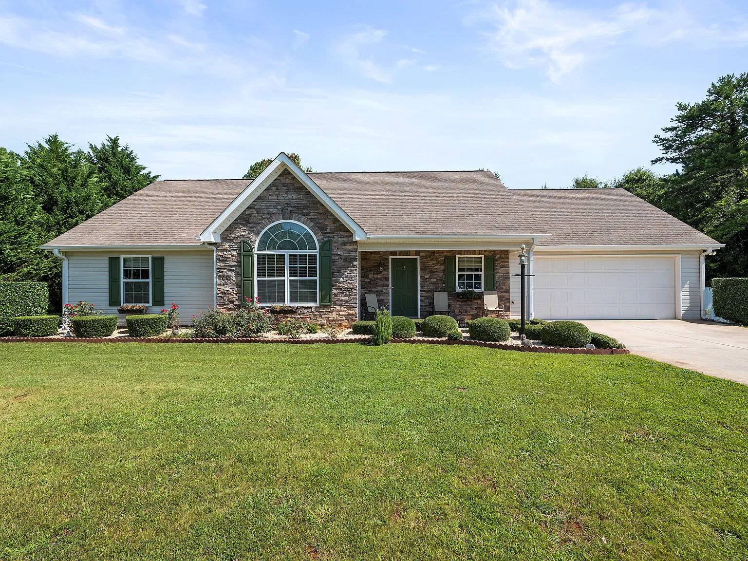 3 bed, 1479 sqft, $2,400 — Photo 2