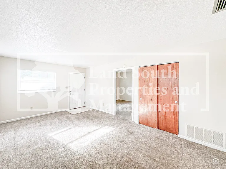 725 E Lime St #D — Photo 4