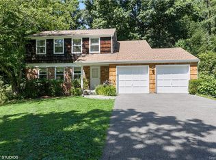 12 Colony Glen Dr, Pleasantville, NY 10570