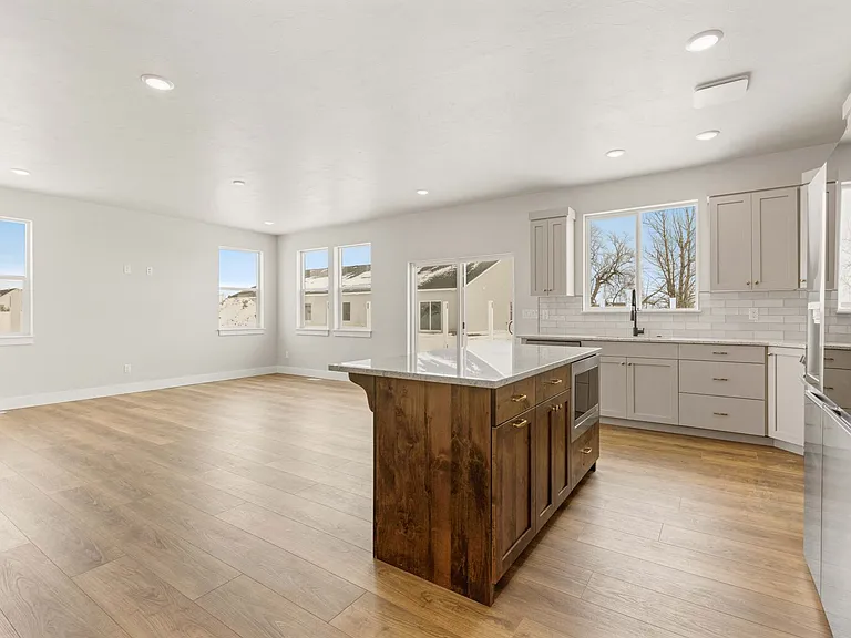 563 S Cutler Ave — Photo 7