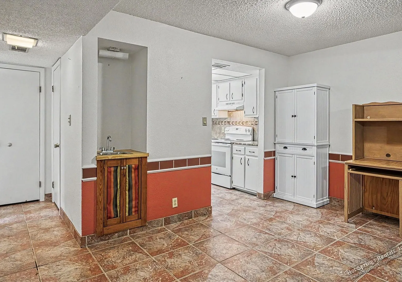 Two level Townhome in DeSoto Courts — Photo 4