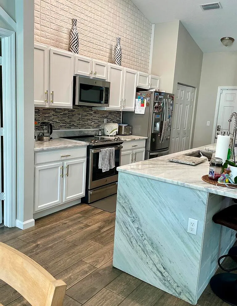 4 bed, 2.0 bath, 1915 sqft, $3,400 — Photo 3