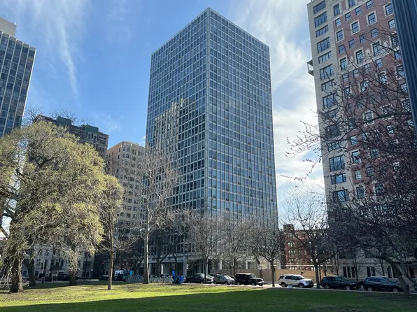2400 N Lakeview Ave APT 402, Chicago, IL 60614