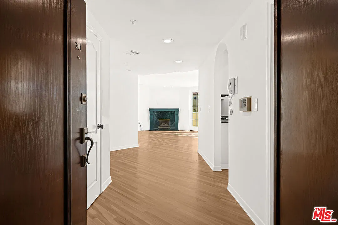 2 bed, 2.5 bath, 1410 sqft, $5,500 — Photo 2