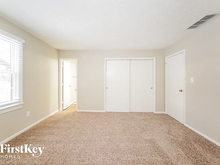 825 Country Ln — Photo 5