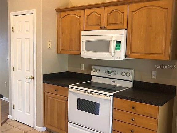 4th image of 930 Canary Lake Ct