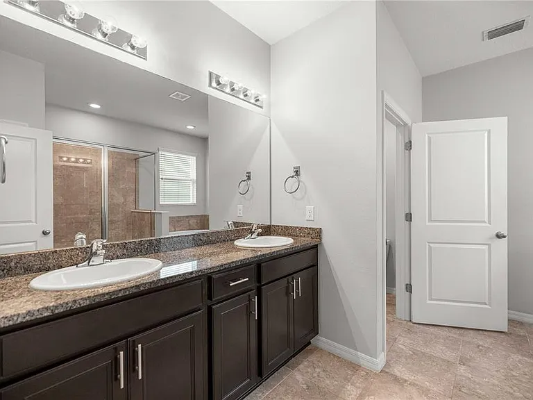 5649 SW 50th Ave — Photo 10