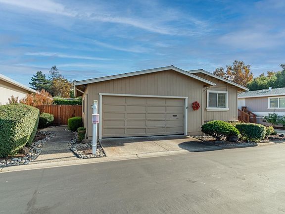 3rd image of 225 Autumn Ln #225