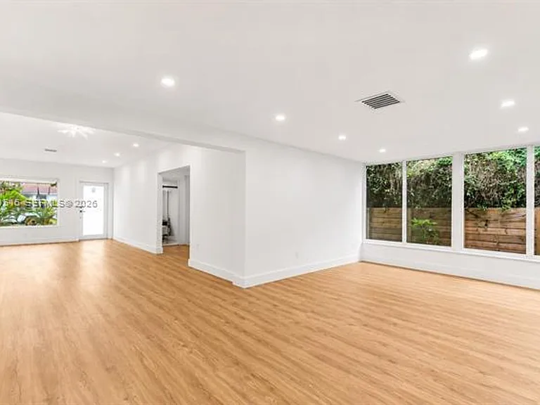 8819 Dickens Ave #8819 — Photo 16