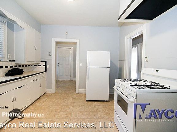 4th image of 210 College St