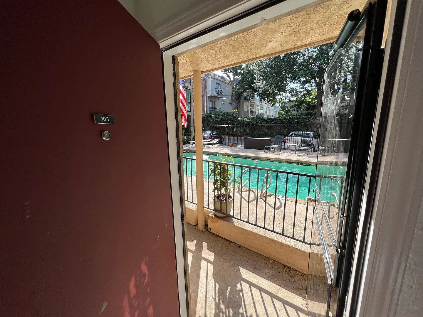 Charming 1 bedroom with and open floor plan and a pool view! — Photo 3