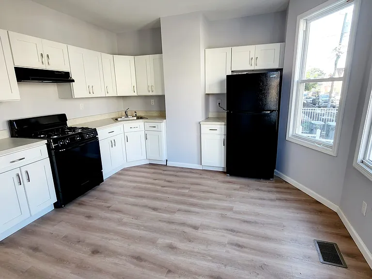 1010 Flora St #1 — Photo 1
