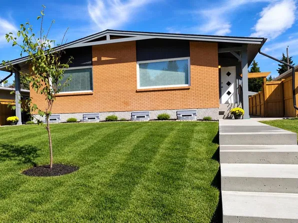 2826 W 43rd St SW, Calgary, AB T3E 3N7