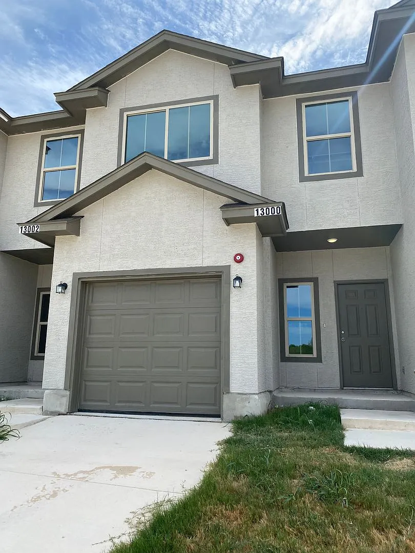Charming 3 Bedroom Townhome Near I-35 & Randolph AFB — Photo 2