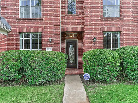 3rd image of 10702 Castle Hills Ct