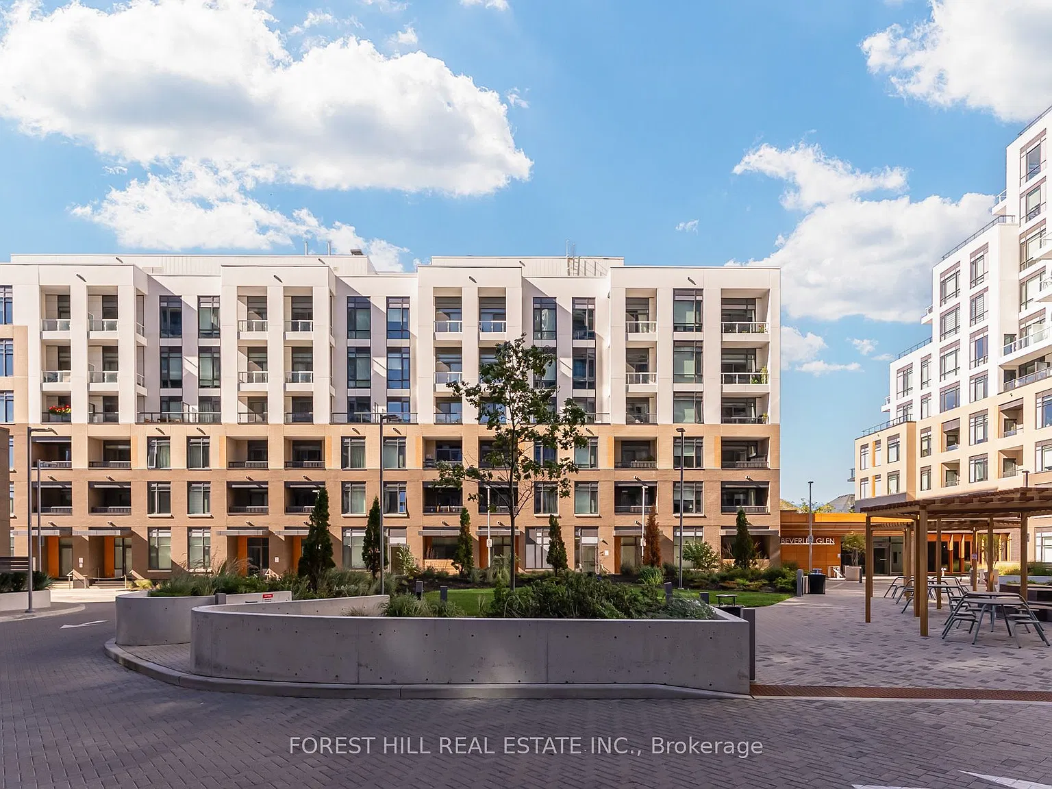 8 Beverley Glen Blvd — Photo 2
