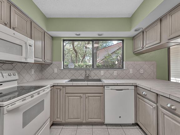 4th image of 256 Dominica Cir W