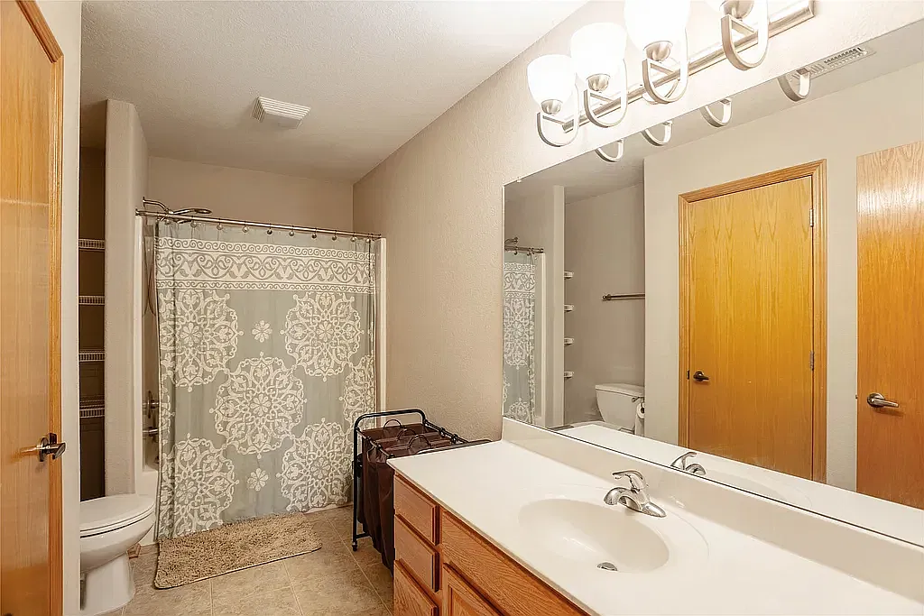 4 bed, 2244 sqft, $2,500 — Photo 4