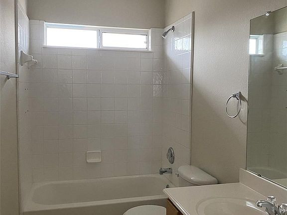 5th image of 1901 Cambridge Dr