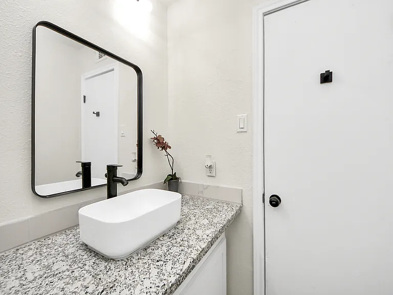 2110 Melbourne St — Photo 14