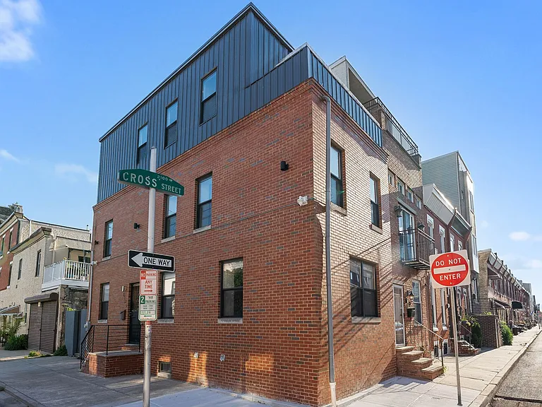2100 Cross St — Photo 2