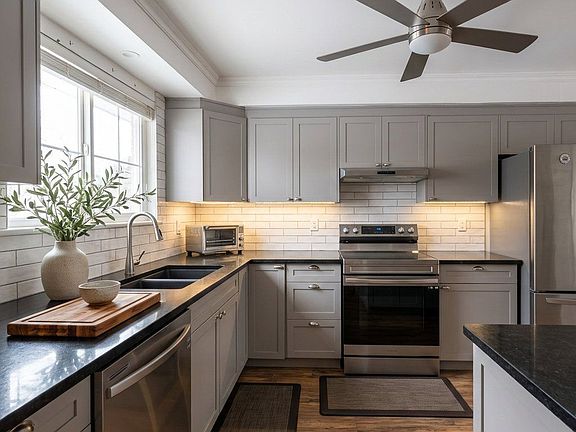 3rd image of 925 Bayly St #7