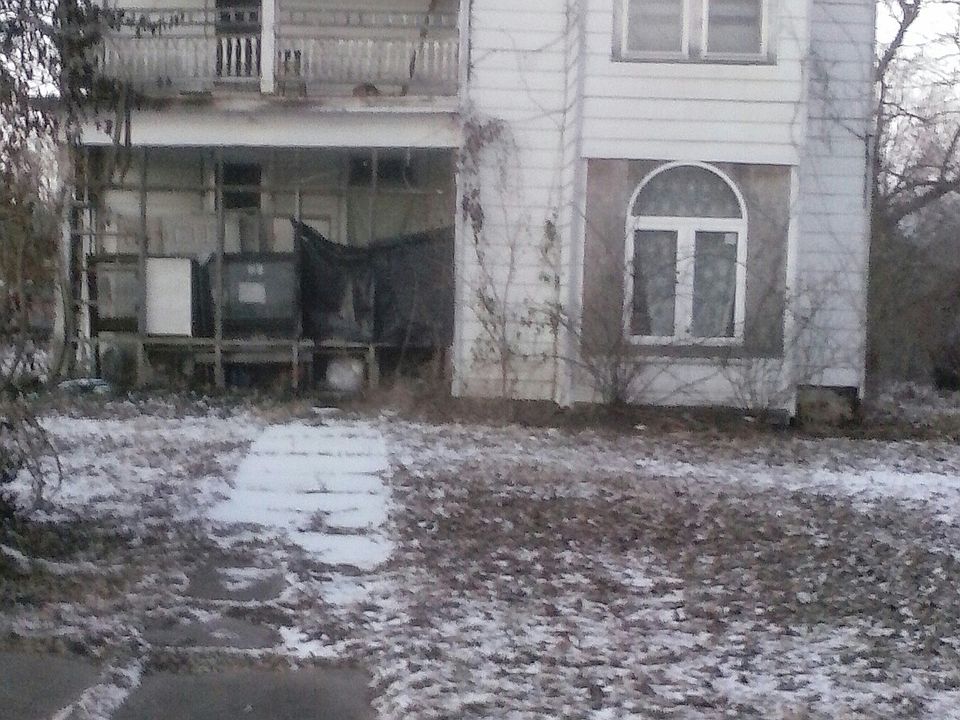 1st image of 604 W 5th St
