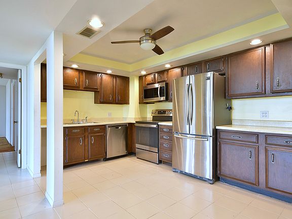 4th image of 465 W Dominion Dr Unit 904