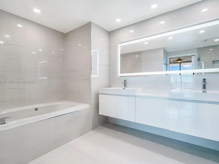 6799 Collins Ave #1404 — Photo 11