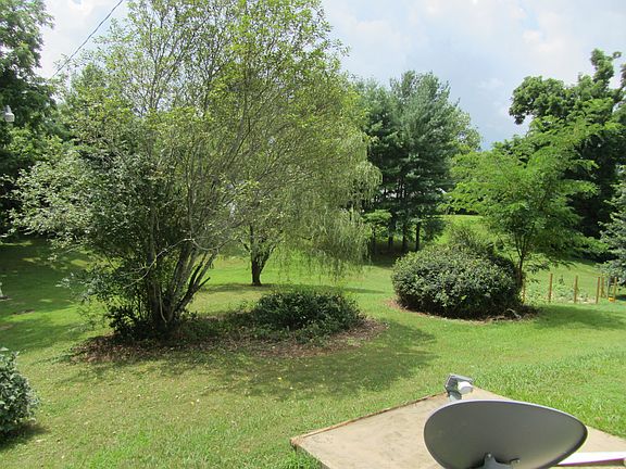 4th image of 910 Lake Dr