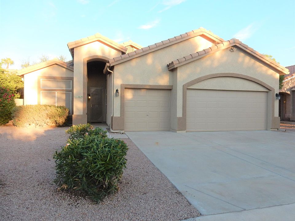 Exterior, 3-car garage