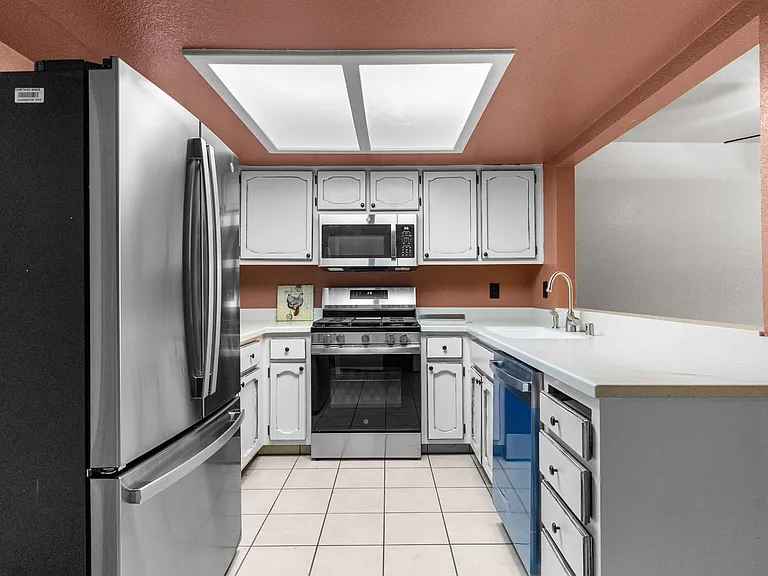 273 E Upjohn Ave — Photo 7
