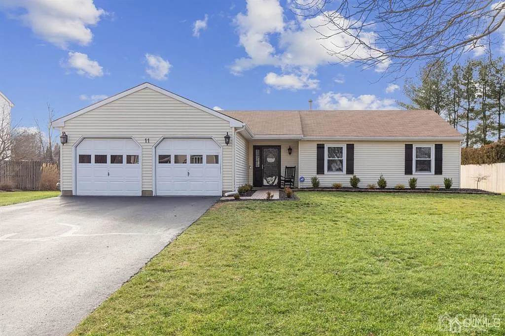 11 Monterey Ln photo 1