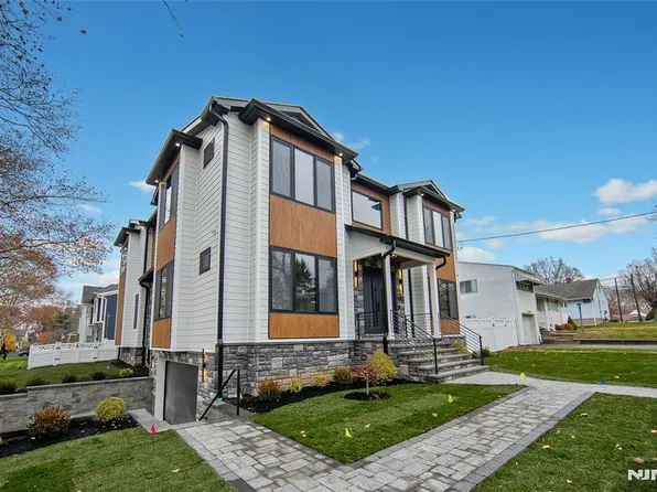 121 Circle Dr, Paramus, NJ 07652