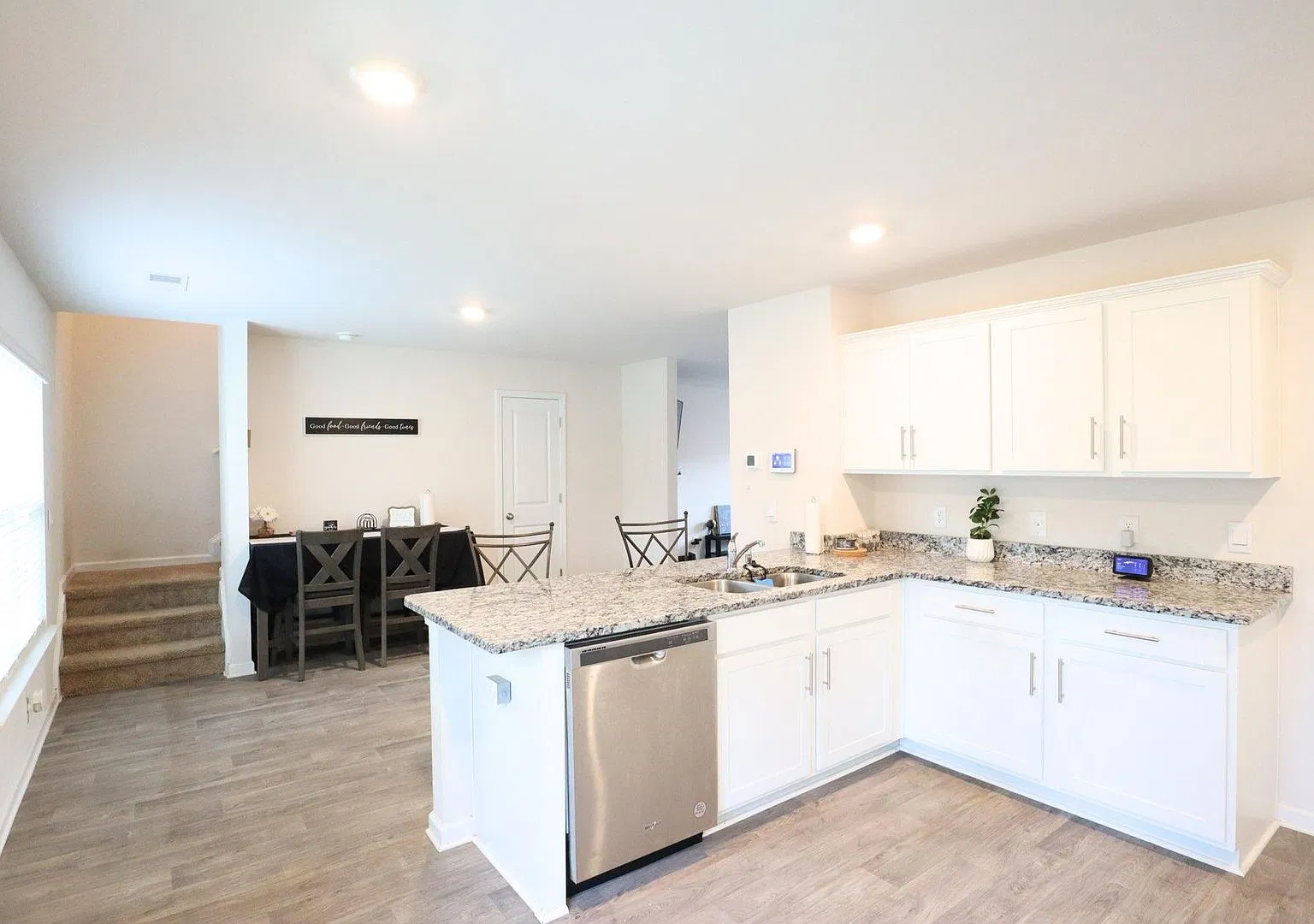 3 bed, 2.5 bath, 1558 sqft, $2,100 — Photo 4