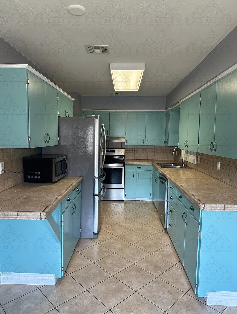 Large 4 Bedroom 2 Bath — Photo 4