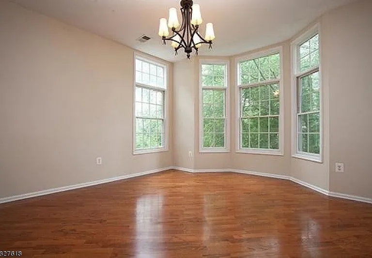 321 Edmonton Ct — Photo 5