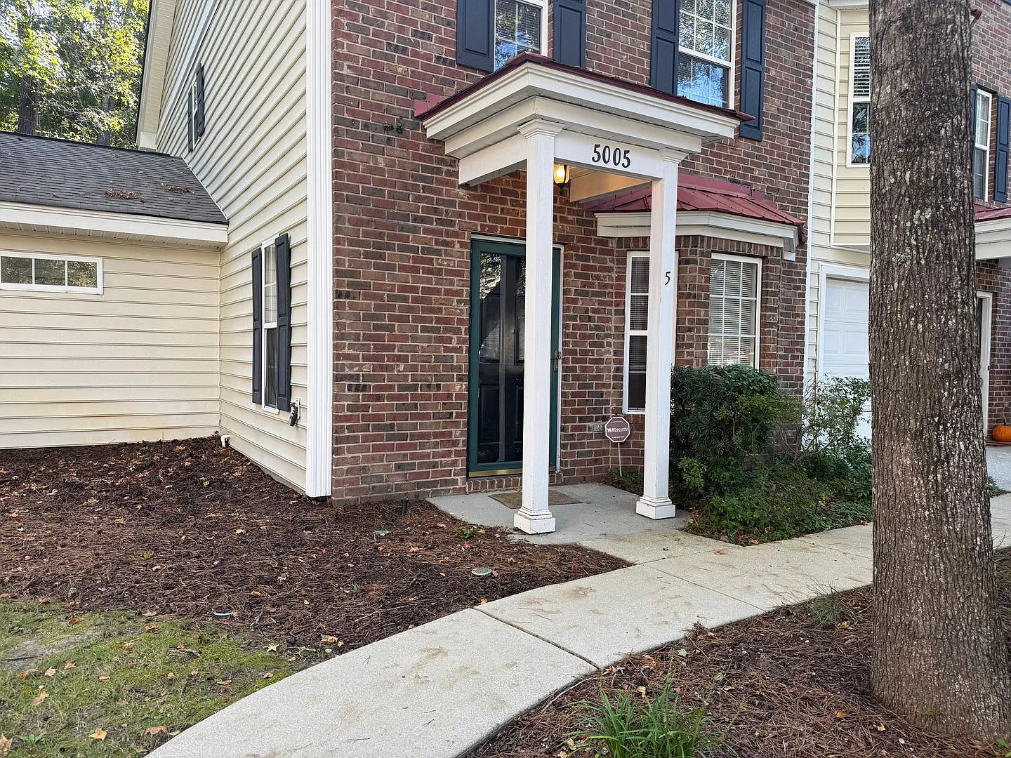 Renovated end-unit townhome in West Ashley 3BR/2.5BA! — Photo 2
