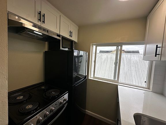 5th image of 2922 Hoyt Ave #302