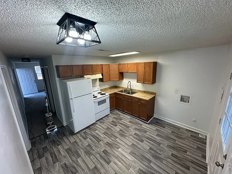 1143 N Graycroft Ave — Photo 4